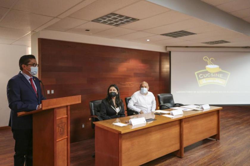 Reconocen calidad de Laboratorio de Alimentos del CUCS