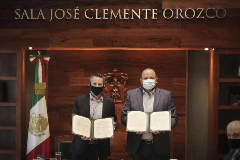Firma UdeG convenio con Coursera para acceder a contenidos que complementan la formación profesional