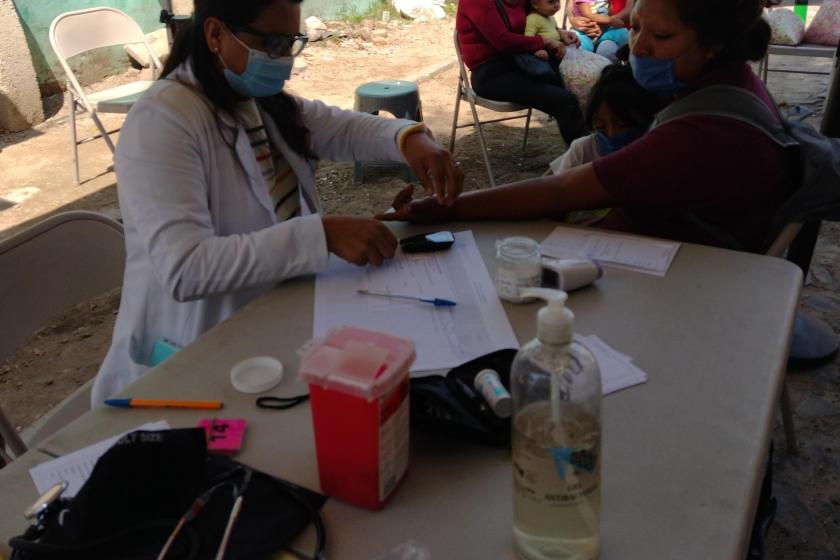 En el marco de las Jornadas de salud comunitaria Del 13 al 15 de octubre fueron beneficiadas 60  familias de la cultura hñähñu, que viven en  las colonias Francisco I. Madero, Buenos Aires y Guayabitos, aledañas al Cerro del Cuatro, en el municipio de Tlaquepaque, con servicios médicos de primer nivel, aplicación de pruebas de dengue y COVID-19, en el marco de las Jornadas de salud comunitarias.    El 15 de octubre se aplicaron 52 pruebas de antígeno para la detección de dengue; de las cuales, 18 personas r