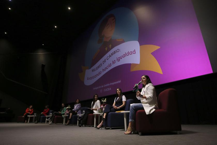 Mujeres se reúnen en torno al MCA para honrar a científicas y tejer hilos en contra de las violencias